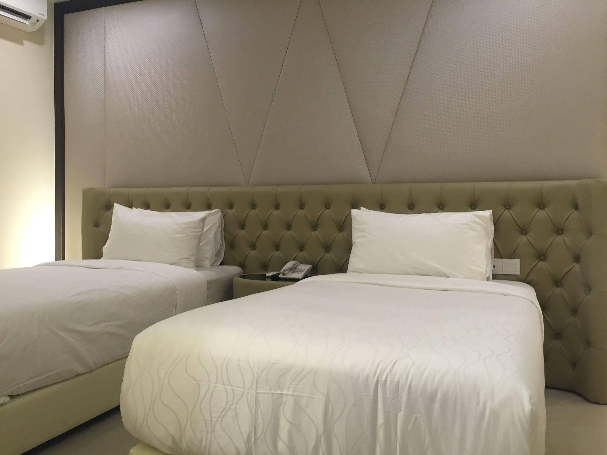Ritzton Hotel Джохор Бахру Екстериор снимка